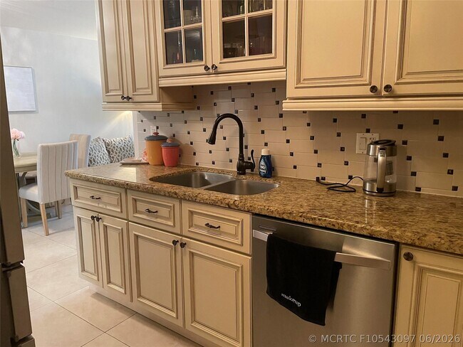 Building Photo - 6407 Bay Club Dr