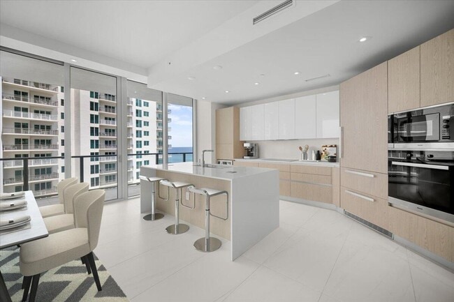 Building Photo - 3100 N Ocean Dr