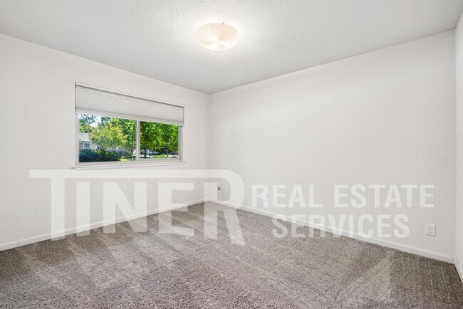Building Photo - 5541 Ivanhoe Way