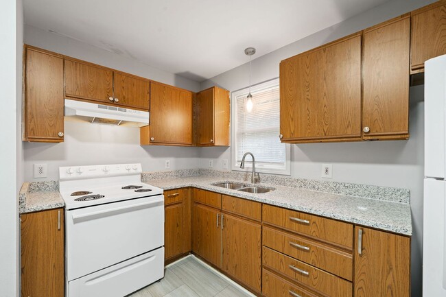 Building Photo - 221 Park Ln