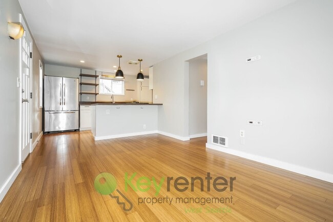 Building Photo - Inviting 3bed Seattle Home with Garage, Yard, and Parking!