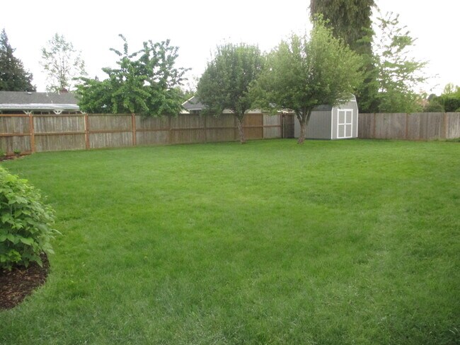 Building Photo - Large Three Bedroom Home in Keizer