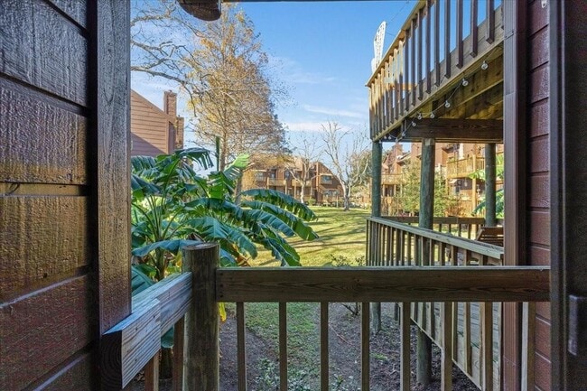 Building Photo - 727 Davis Rd