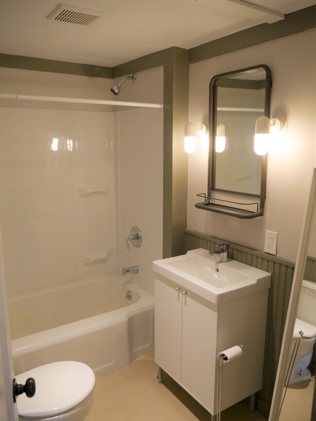 Building Photo - Charming Remodeled 2 Bedroom Shoreline Home