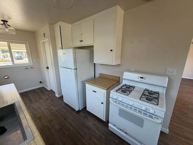 Building Photo - Charming 3 Bedroom Home with Beautiful Backyard in San Carlos