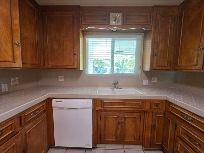 Building Photo - Single story home close to freeway access!