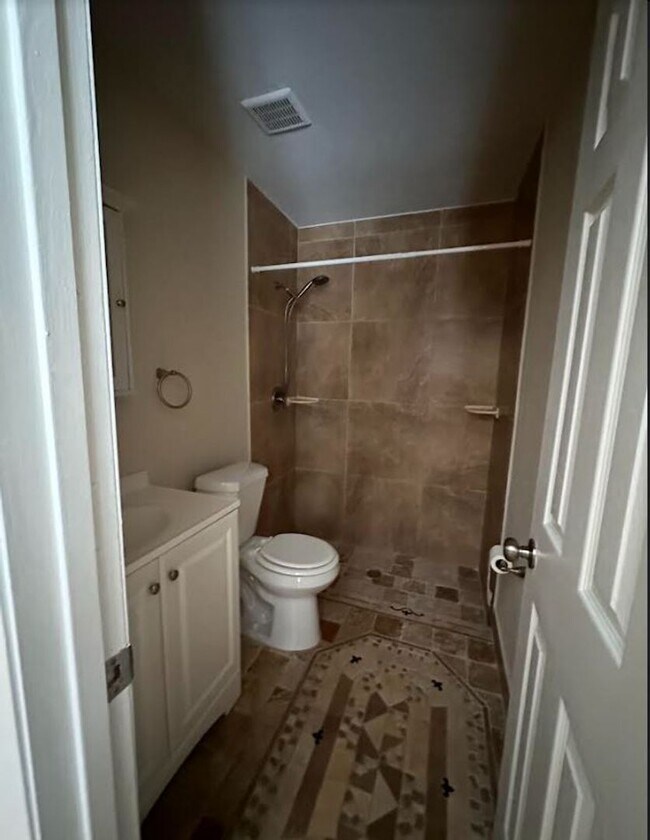 Building Photo - Beautiful 2 Bedroom 2 Bath with garage