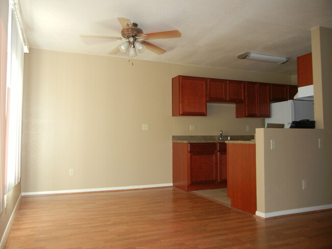 Building Photo - Beautiful remodeled 1 bedroom 1 bath apart...