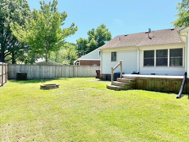 Building Photo - 802 Tiverton Pl