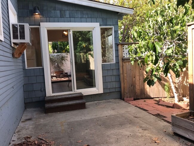 Building Photo - Charming 2-Bed, 1-Bath Apartment with Priv...