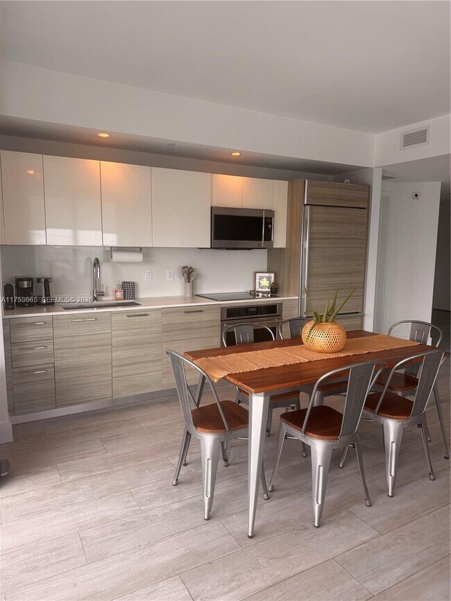 Building Photo - 121 NE 34th St