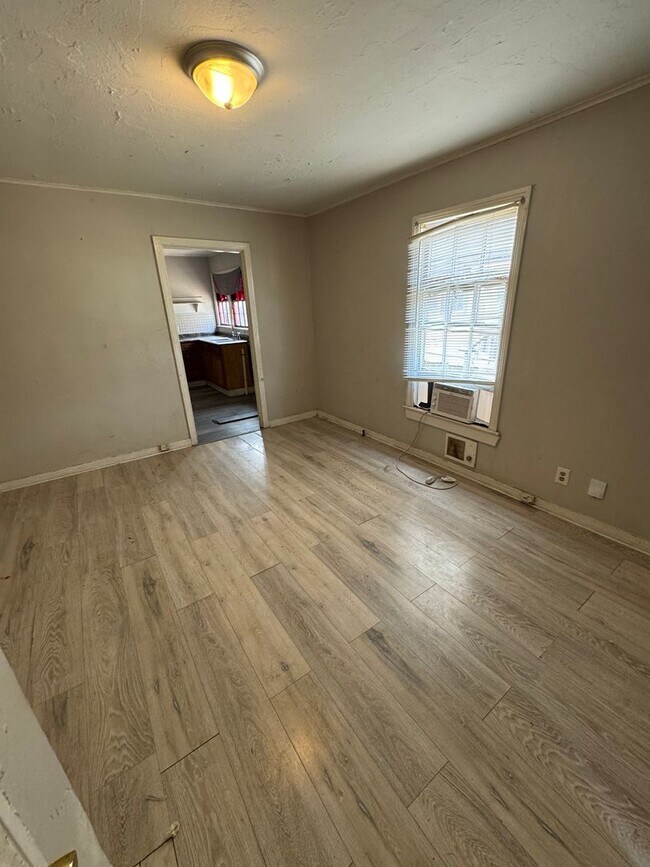 Building Photo - 704 Carrollton St