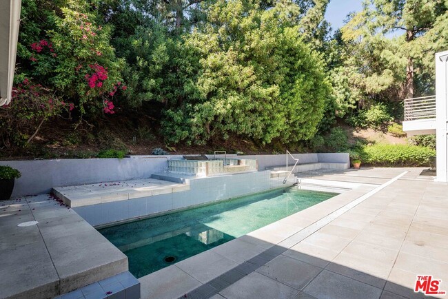 Building Photo - 811 N Hillcrest Rd