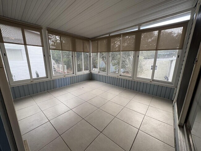 Building Photo - charming 3-bed, 2-bath home is located in the highly desired Strawberry Crest 55+ community