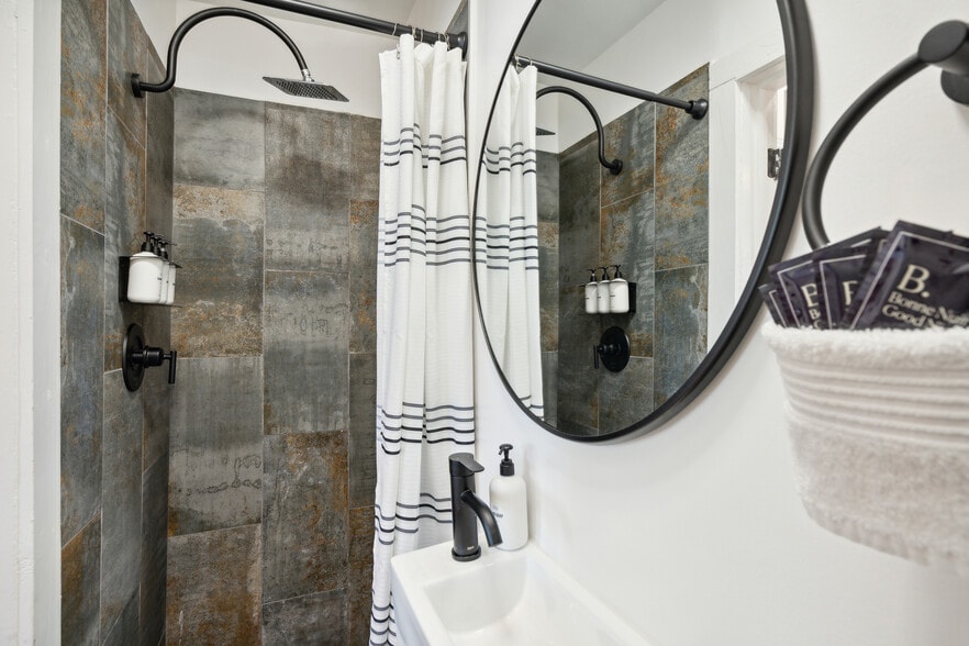 Building Photo - 33 Cannon St