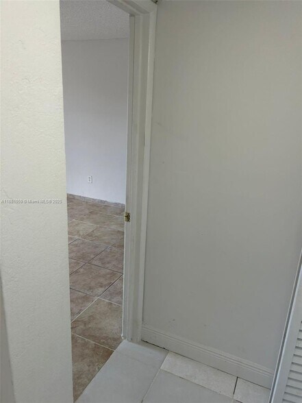 Building Photo - 8840 Fontainebleau Blvd