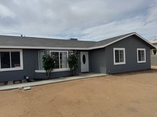 Building Photo - 18063 Catalpa St