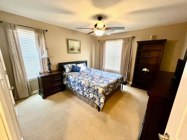 Building Photo - Waterfront Fully Furnished Condo!