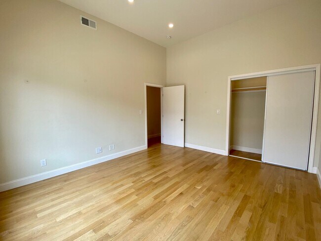 Building Photo - RENOVATED 2BD/1.5BA. Dishwasher! LAUNDRY I...