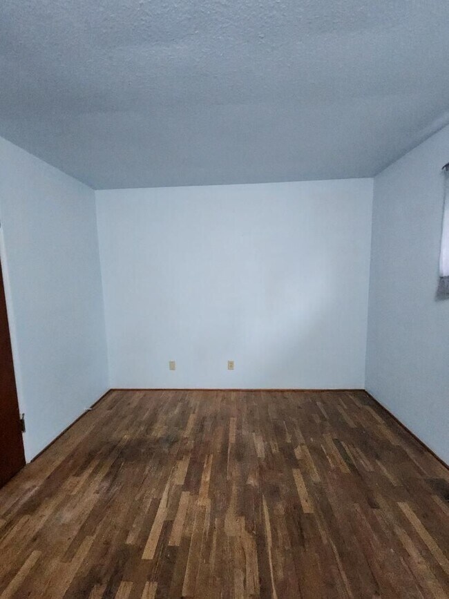 Building Photo - 3 bedroom 1 Bath House on Well