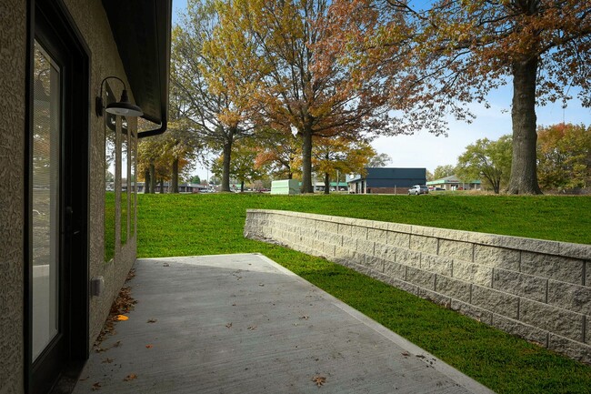 Building Photo - Three Bedroom Townhome with Attached Garage