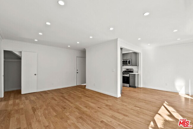 Building Photo - 1233 N Harper Ave