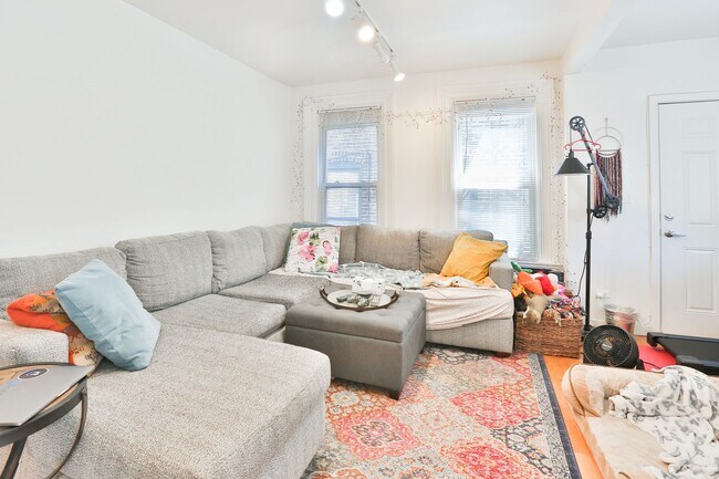 Building Photo - Wicker Park Big 3 Bedroom 2 Bath Private Coach House. Decks and Outdoor Space.