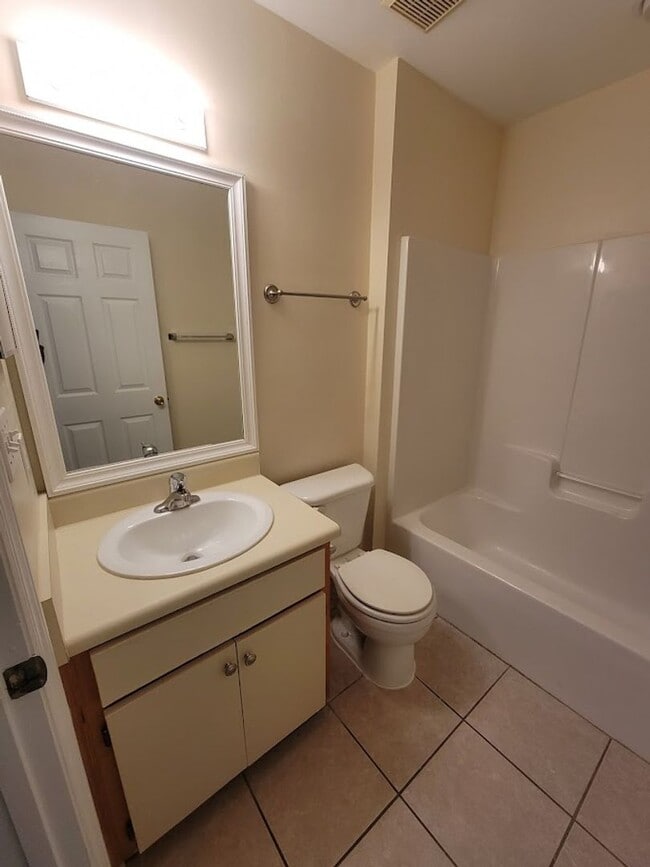 Building Photo - 3 BR/ 2BA Townhome located in