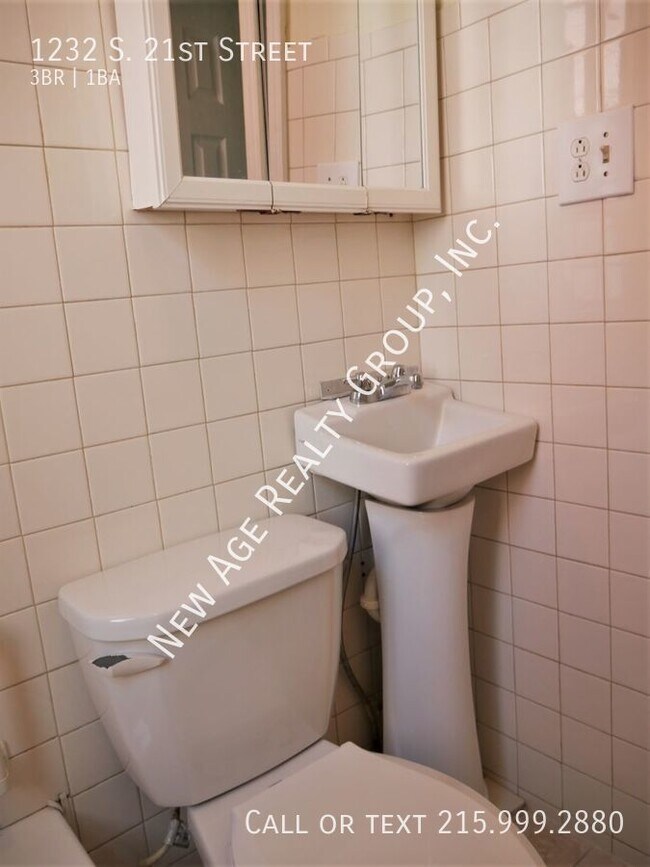 Building Photo - Spacious 3 bedroom, 1 bathroom house locat...