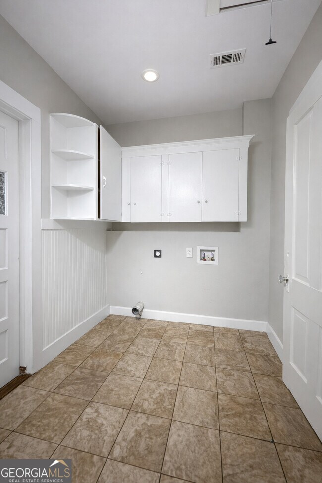 Building Photo - 392 S Cherokee Rd