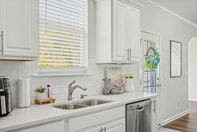 Building Photo - Stunning 5 Bed/3.5 Bath Home in Buckhead East