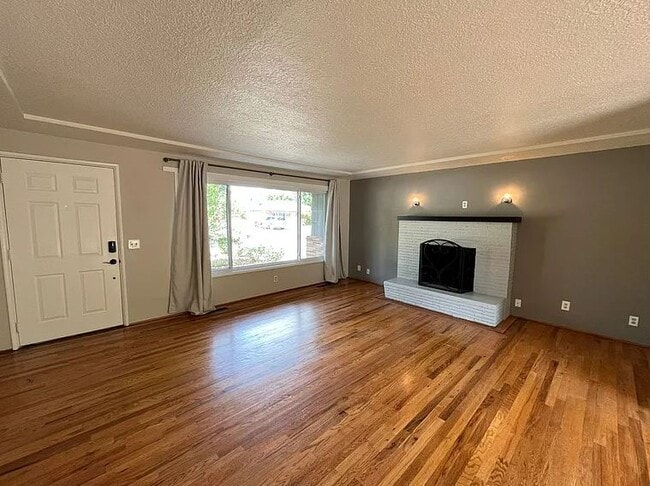 Building Photo - 530 SE 12th Ave