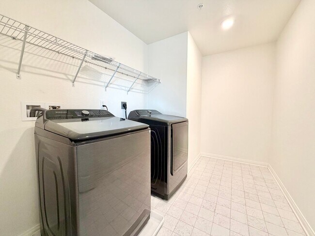 Building Photo - Move-In Ready 3 Bedroom 2.5 Bathroom Home with Loft, SOLAR & Modern Upgrades