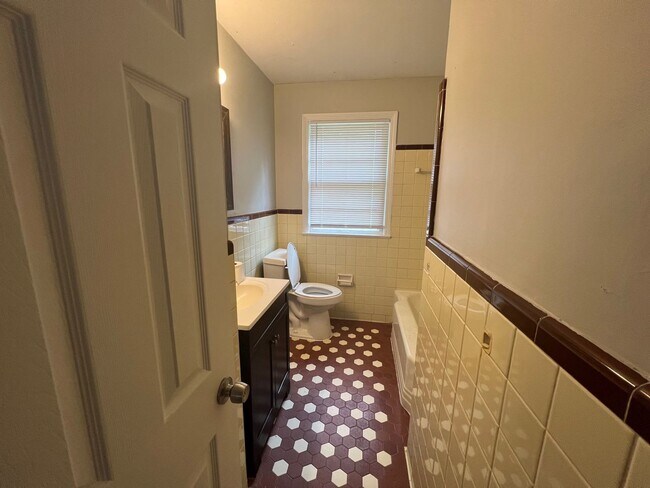 Building Photo - 3 bedroom 1 bathroom single level home