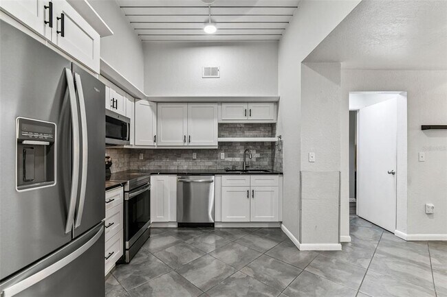 Building Photo - 2421 W Horatio St