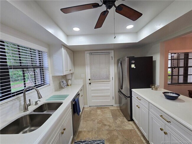 Building Photo - 316 NE Edgewater Dr