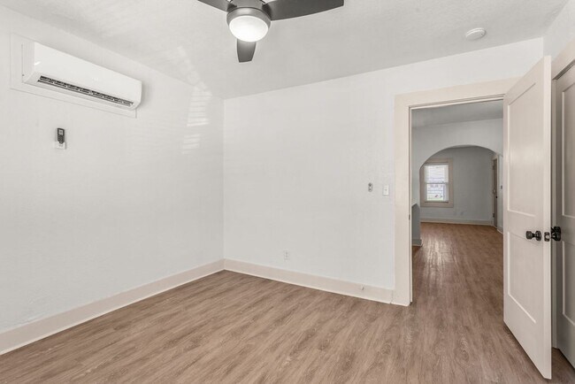 Building Photo - One Bedroom Boutique Apartment in the Plaza