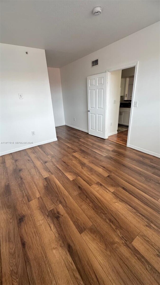 Building Photo - 131 SW 117th Ave