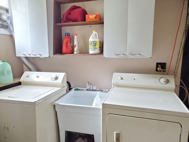 Building Photo - One Bedroom Apartment in the Heart of Down...