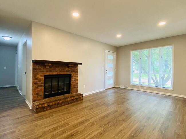 Building Photo - NEWLY REMODELED RANCH!! - 3 Bedroom, 1 Bath Home in Ankeny