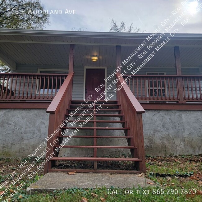 Building Photo - Charming 2 bedroom 2 bathroom Home, locate...