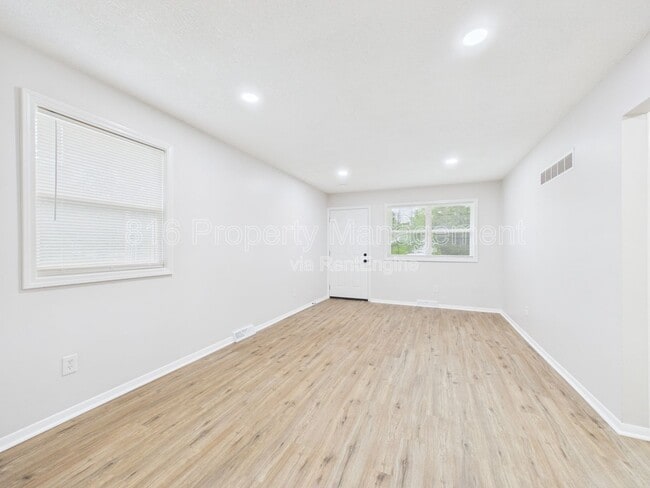 Building Photo - 100 S Oxford Ave