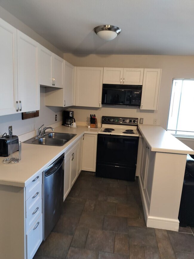 Building Photo - Immediate Move In special- Furnished/Pet friendly/ One bedroom Condo, short term lease of 30 days...