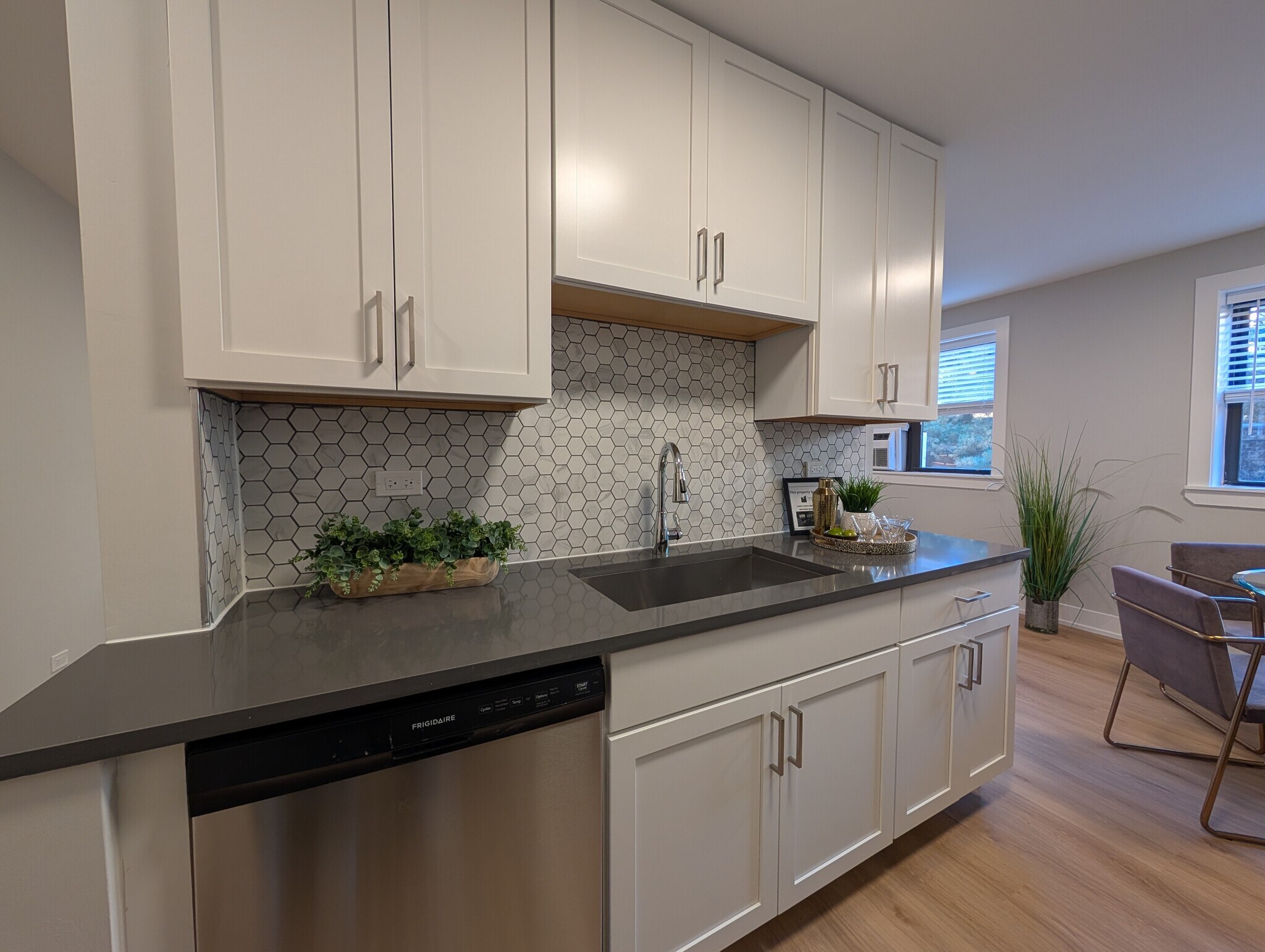 Building Photo - 540 W Aldine Ave