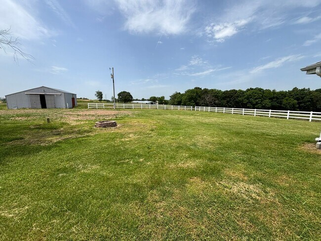 Building Photo - Large 3-Bedroom, 2-Bathroom Country Living Home In Tontitown!