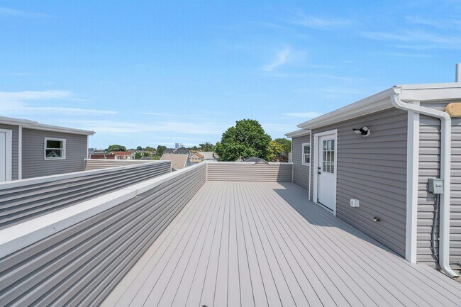 Building Photo - 275 Pearsall Ave