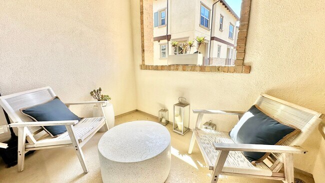 Building Photo - Beautiful "Model" Show Townhome in the Gat...