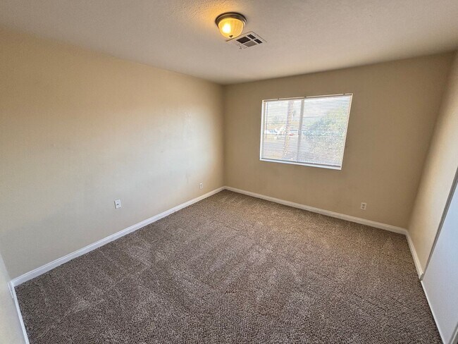 Building Photo - Spacious 3BED/3BATH Two story home located...