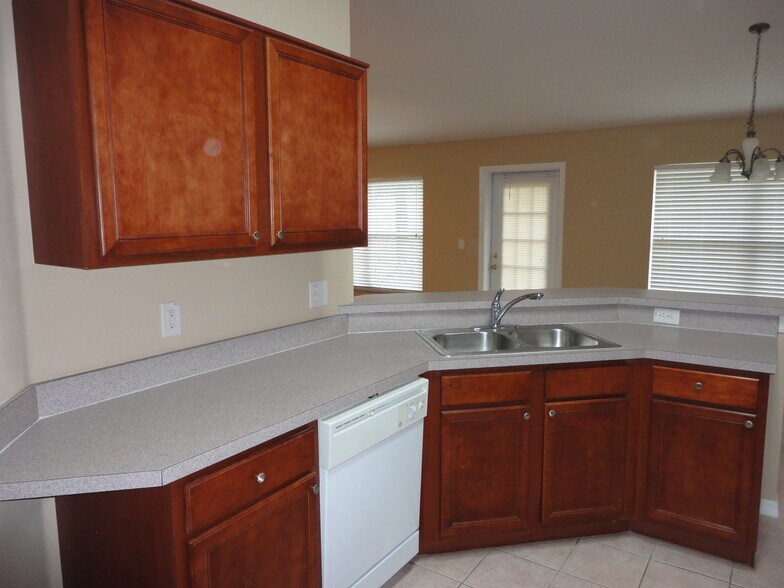 Building Photo - 648 Winding Lake Dr