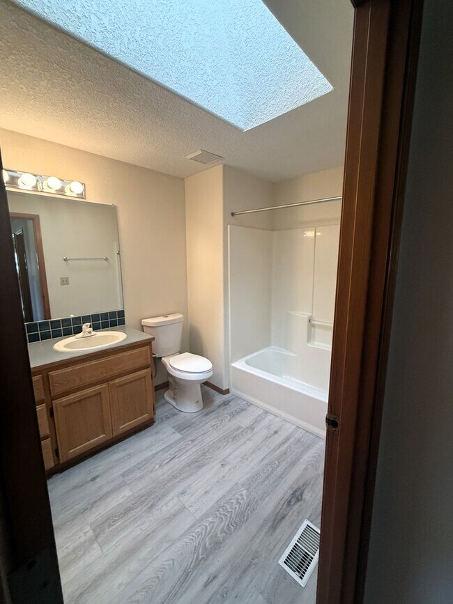 Building Photo - Updated 3B/2Ba Ranch in Five Corners!